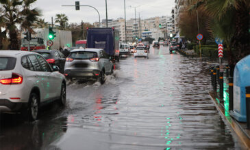 Δύσκολη η κατάσταση στους δρόμους από τη βροχή: Άνοιξε η Ποσειδώνος που είχε πλημμυρίσει – Απομακρύνθηκε φλεγόμενο όχημα στον Κηφισό