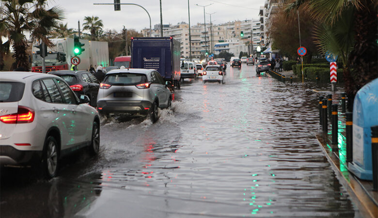 Δύσκολη η κατάσταση στους δρόμους από τη βροχή: Άνοιξε η Ποσειδώνος που είχε πλημμυρίσει – Απομακρύνθηκε φλεγόμενο όχημα στον Κηφισό