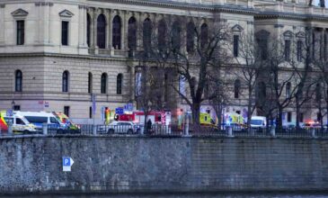 Πράγα: Νεκροί και τραυματίες από πυροβολισμούς στο Πανεπιστήμιο – Βίντεο με τον κόσμο να τρέχει για να σωθεί