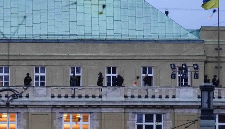 Μακελειό στην Πράγα: «Γαμ…! Υπάρχουν άνθρωποι εκεί μέσα» – Οι συγκλονιστικοί διάλογοι των αστυνομικών
