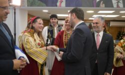 Χριστουγεννιάτικα κάλαντα στον πρόεδρο του ΠΑΣΟΚ
