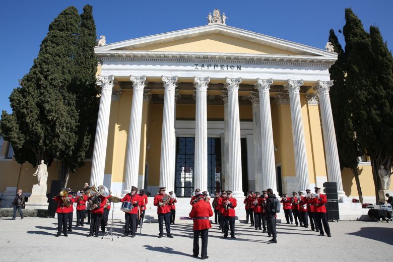 Με κάλαντα και μελωδίες «ζεσταίνουν» τις ψυχές για τα Χριστούγεννα οι φιλαρμονικές