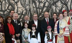 Χριστουγεννιάτικα κάλαντα στον Κουτσούμπα από την Παναρκαδική Ομοσπονδία