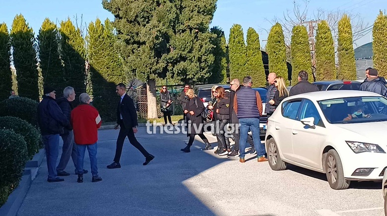 Στο γραφείο τελετών η σορός του Βασίλη Καρρά – Υποβασταζόμενες η σύζυγος και η κόρη του