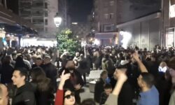Οι Θεσσαλονικείς αποχαιρετούν τον Βασίλη Καρρά τραγουδώντας «απ’ τον Βορρά μέχρι τον Νότο»