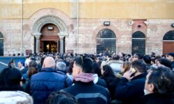 Η Θεσσαλονίκη τίμησε τον Βασίλη Καρρά: Μπουζούκια, χειροκροτήματα και «Νύχτα Ξελογιάστρα» στο «ύστατο χαίρε» – Λύγισε η σύζυγός του