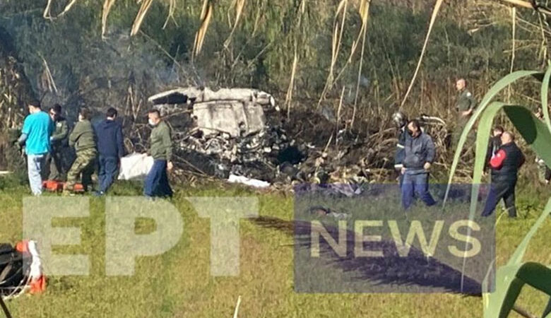 Οι πρώτες εικόνες από την πτώση του εκπαιδευτικού αεροπλάνου στην Καλαμάτα – Αγωνία για τον χειριστή