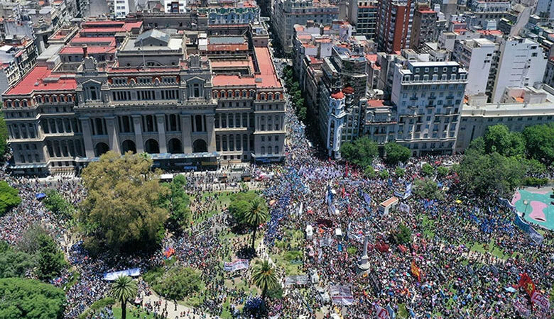 Αργεντινή: Χιλιάδες διαδηλωτές στους δρόμους κατά των πολιτικών του ακραίου φιλελεύθερου Μιλέι