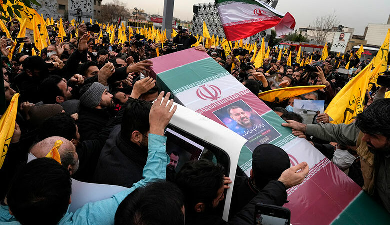 Ιράν: Ο ανώτατος ηγέτης Αλί Χαμενεΐ και χιλιάδες άνθρωποι στην κηδεία στην Τεχεράνη του ηγετικού στελέχους των Φρουρών της Επανάστασης Μουσαβί