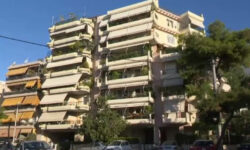 Αδελφοκτονία στη Νέα Σμύρνη: «Με χτύπησε πρώτος, είχα σπασμένο χέρι, άρπαξα το ψαλίδι και έγινε ό,τι έγινε» είπε ο 18χρονος – Είχε συλληφθεί δύο φορές