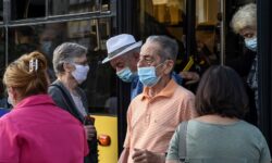 Κορονοϊός: Ισχυρή σύσταση του ΕΟΔΥ για εμβολιασμό και μάσκες σε κλειστούς χώρους