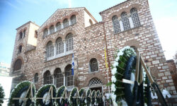 Η Θεσσαλονίκη αποχαιρετά τον αστυνομικό Γιώργο Λυγγερίδη που έχασε τη ζωή του απο φωτοβολίδα – Πλήθος κόσμου στην κηδεία του