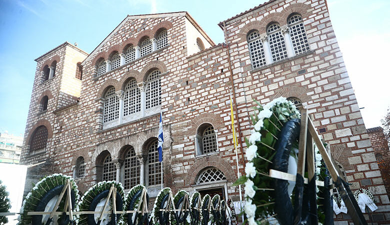 Η Θεσσαλονίκη αποχαιρετά τον αστυνομικό Γιώργο Λυγγερίδη που έχασε τη ζωή του απο φωτοβολίδα – Πλήθος κόσμου στην κηδεία του