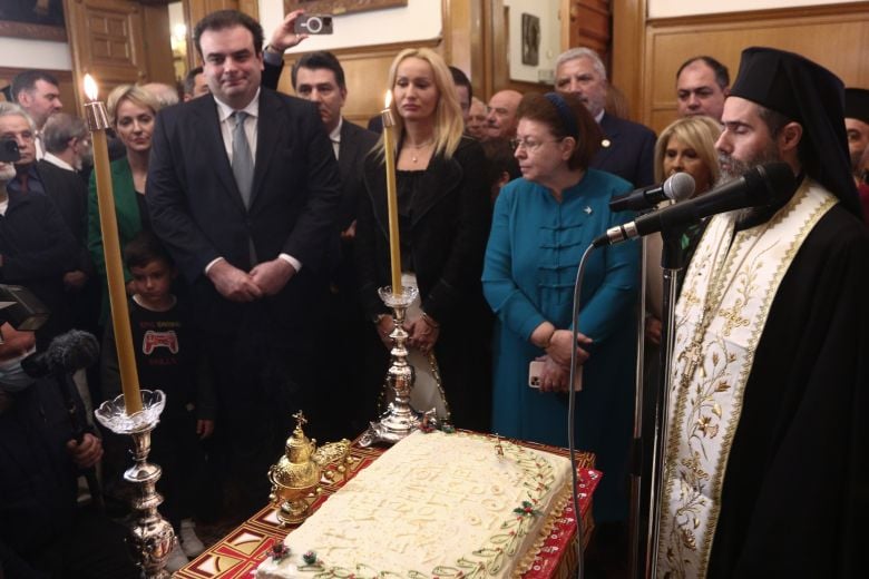 Έγινε η κοπή της Βασιλόπιτας στην Ιερά Αρχιεπισκοπή Αθηνών – Την ευλόγησε ο Ιερώνυμος