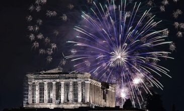 Με εντυπωσιακά πυροτεχνήματα πάνω από τον ουρανό της Ακρόπολης η Αθήνα υποδέχθηκε το 2024 – Δείτε φωτογραφίες