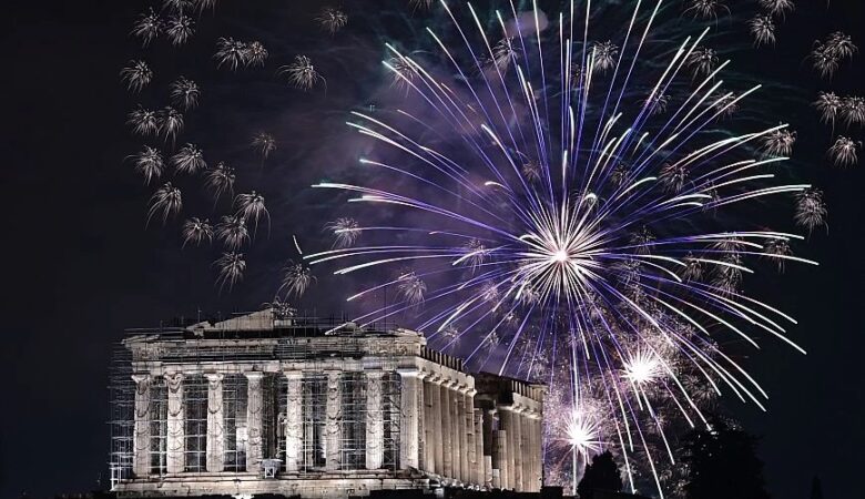 Με εντυπωσιακά πυροτεχνήματα πάνω από τον ουρανό της Ακρόπολης η Αθήνα υποδέχθηκε το 2024 – Δείτε φωτογραφίες
