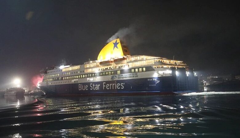 Το Blue Star Delos είναι το πρώτο πλοίο που έφθασε στο λιμάνι του Πειραιά για το 2024