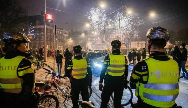 Ολλανδία: Βίαια επεισόδια με τουλάχιστον 200 συλλήψεις – Τραυματίστηκαν αστυνομικοί