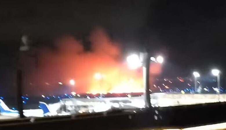 Συναγερμός στο αεροδρόμιο του Τόκιο: Πήρε φωτιά αεροπλάνο, φόβοι ότι συγκρούστηκε με άλλο κατά την προσγείωση – Δείτε βίντεο