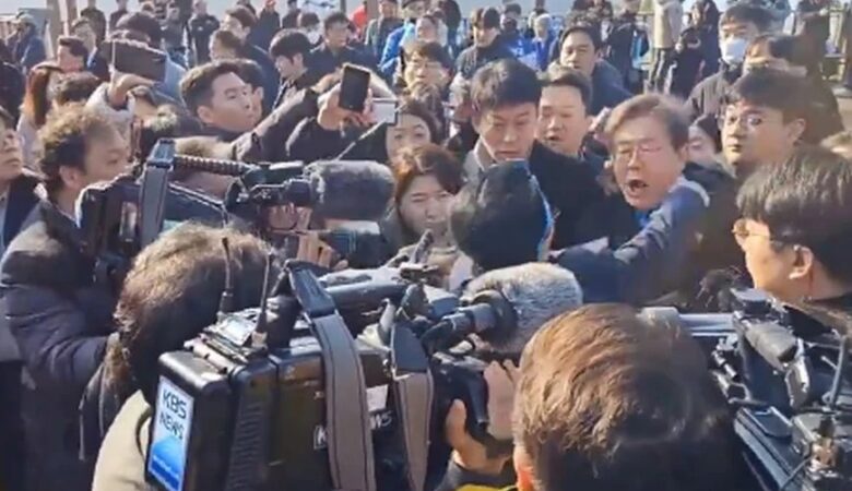 Νότια Κορέα: Επίθεση με μαχαίρι στον ηγέτη της αντιπολίτευσης – Δείτε βίντεο