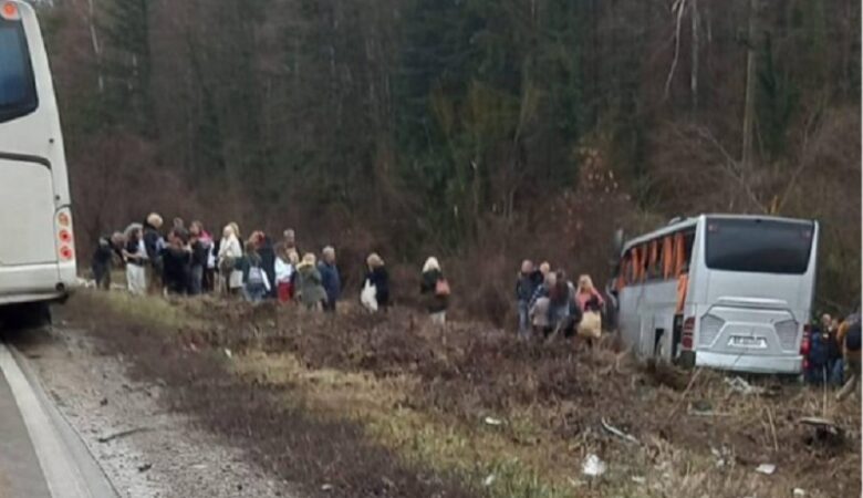 Τροχαίο με τραυματίες τουριστικού λεωφορείου με νταλίκα στη Βουλγαρία – Ανάμεσά τους και οκτώ Έλληνες