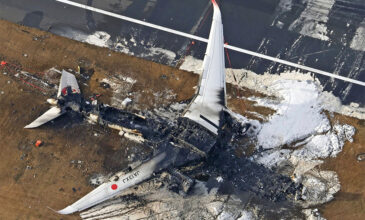 Πυρκαγιά σε αεροπλάνο της Japan Airlines: Δείτε φωτογραφίες από τα απομεινάρια του κατεστραμμένου Airbus στο φως της ημέρας