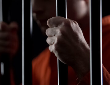 Προφυλακίστηκε ο άνδρας που κατηγορείται ότι έριξε τη σύντροφό του από το μπαλκόνι