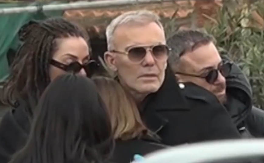 Συντετριμμένος ο Στέλιος Ρόκκος στην κηδεία του αδερφού του, Νίκου – Θα ταφεί δίπλα στον Κώστα, που πέθανε ξαφνικά τον Ιούνιο του 2021