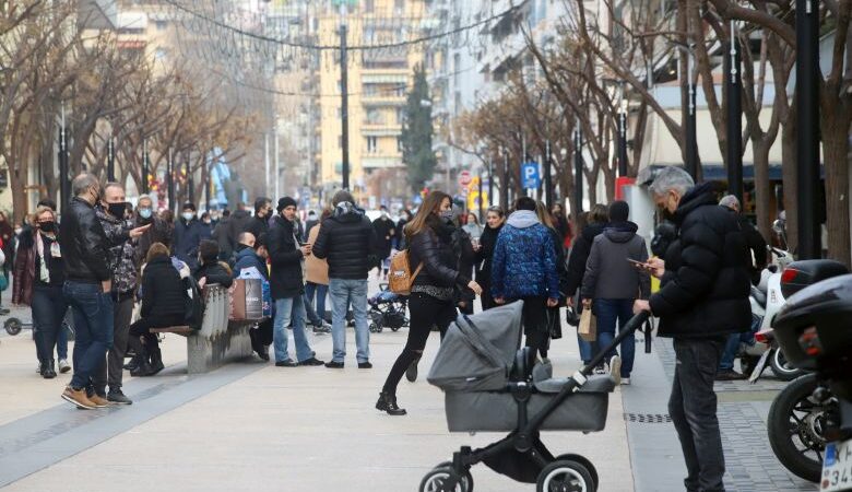 Προετοιμάζονται οι καταστηματάρχες στη Θεσσαλονίκη για τις χειμερινές εκπτώσεις που ξεκινούν την Δευτέρα
