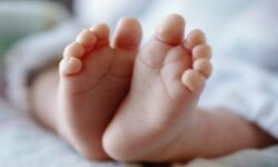 Φρίκη στο Μακροχώρι Ημαθίας: Ξυλοκόπησε μέχρι θανάτου το 6 μηνών βρέφος μπροστά στα άλλα δύο παιδιά της