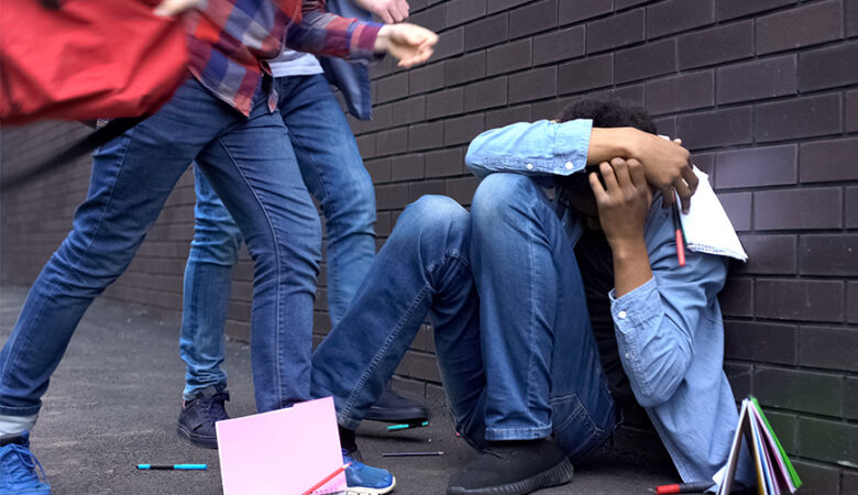 Βίντεο σοκ με 14χρονη να χτυπά και να βρίζει συνομήλικη της στην Ελευσίνα – Οι συμμαθητές τους τραβούσαν με τα κινητά τους