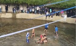 Ήρθαν στα χέρια για το ποιος θα πάρει το σταυρό στα Τρίκαλα – «Θα σκοτωθούν» φώναζε ο Μητροπολίτης