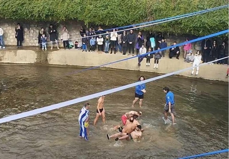 Ήρθαν στα χέρια για το ποιος θα πάρει το σταυρό στα Τρίκαλα – «Θα σκοτωθούν» φώναζε ο Μητροπολίτης