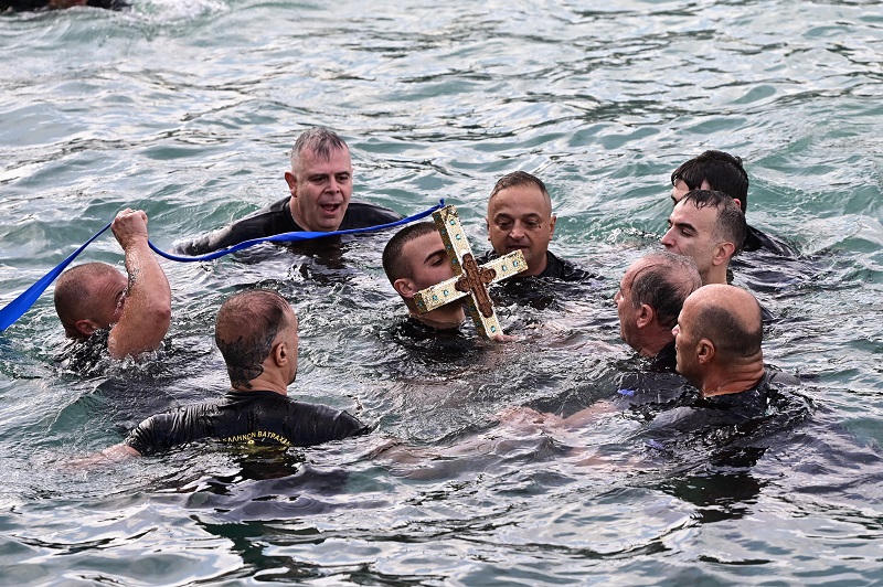 Με λαμπρότητα πραγματοποιήθηκε ο Αγιασμός των Υδάτων σε όλη την Ελλάδα