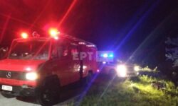 Φωτιά σε αποθήκη στη Μαυροθάλασσα Σερρών έκαψε τρία τρακτέρ και 3.000 μπάλες τριφύλλι