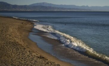 Εκατομμύρια πλαστικά σφαιρίδια ξεβράστηκαν σε ισπανικές ακτές