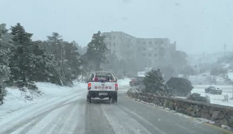 Διακοπή κυκλοφορίας στη Πάρνηθα, από το ύψος του τελεφερίκ, λόγω χιονόπτωσης