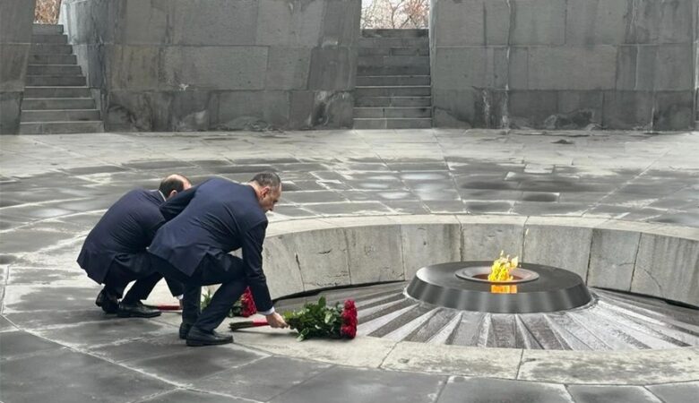 Στο Ερεβάν ο Γιώργος Γεραπετρίτης – Κατάθεση στεφάνου στο μνημείο Γενοκτονίας των Αρμενίων
