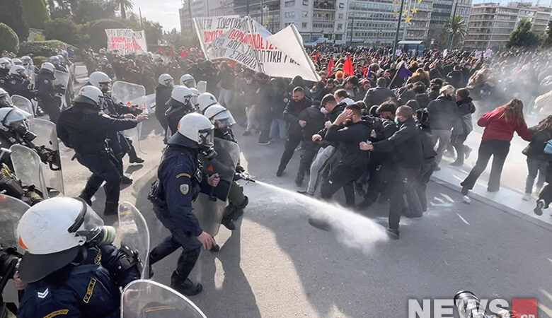 Μικρής διάρκειας ένταση ανάμεσα σε φοιτητές και ΜΑΤ έξω από τη Βουλή