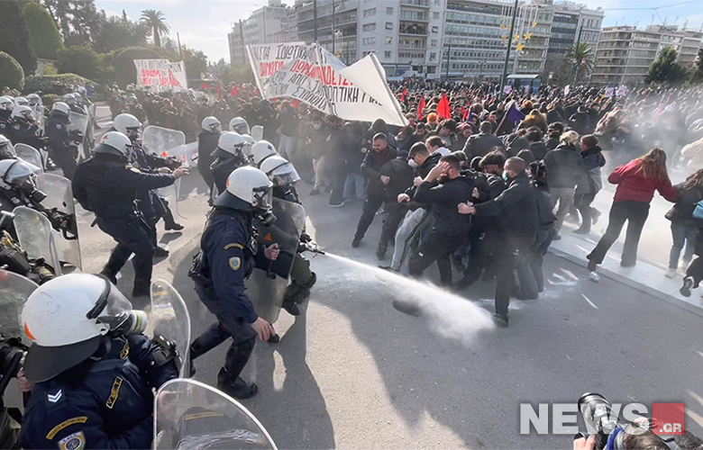 Μικρής διάρκειας ένταση ανάμεσα σε φοιτητές και ΜΑΤ έξω από τη Βουλή