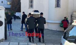 Βαριά η ατμόσφαιρα στην κηδεία της 41χρονης Γεωργίας που δολοφονήθηκε στη Θεσσαλονίκη – Τραγική φιγούρα η 13χρονη κόρη της