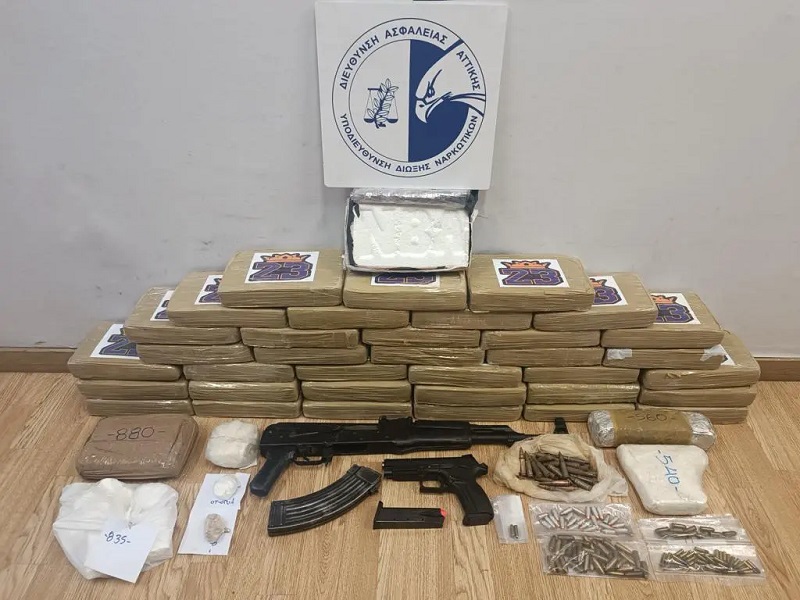 Συνελήφθη με πάνω από 45 κιλά κοκαΐνης, Kalashnikov, πιστόλι και δεκάδες σφαίρες