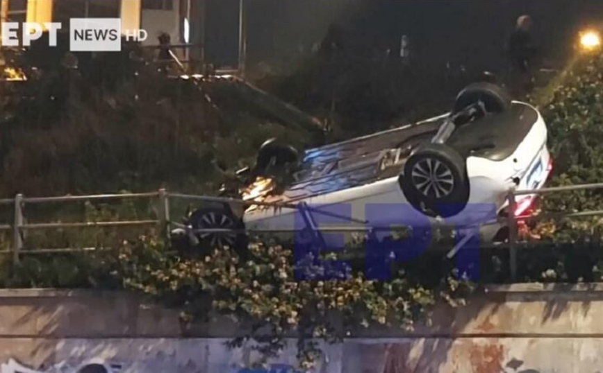 Απίστευτο τροχαίο στην Ηλιούπολη: Αυτοκίνητο κρεμόταν από τις προστατευτικές μπάρες – Δείτε φωτογραφίες