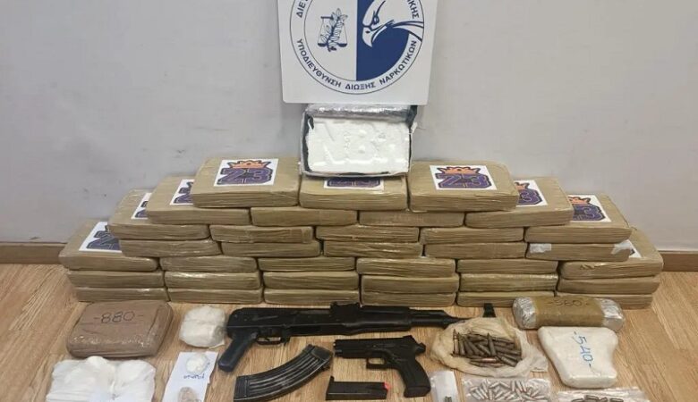 Συνελήφθη με πάνω από 45 κιλά κοκαΐνης, Kalashnikov, πιστόλι και δεκάδες σφαίρες