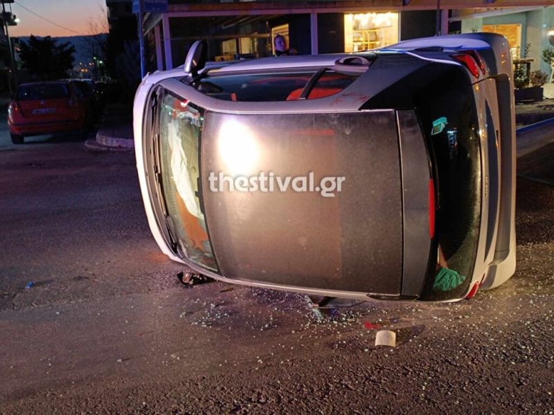 Θεσσαλονίκη: Αυτοκίνητο έπεσε σε παρκαρισμένο όχημα και ανατράπηκε – Απεγκλωβίστηκε ο οδηγός