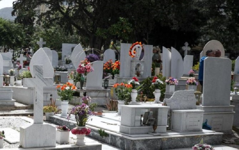 Εφιαλτική νύχτα για 88χρονη στη Χαλκίδα – Διανυκτέρευσε στο νεκροταφείο