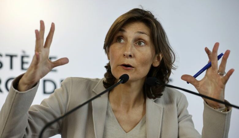 Η αντιπολίτευση στη Γαλλία ζητά την παραίτηση της υπουργού Παιδείας