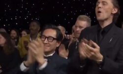 Ο Τζόναθαν Κι Κουάν συγχαίρει επί σκηνής τον Χάρισον Φορντ για το τιμητικό του βραβείο στα Critics Choice Awards: «Είμαι τόσο χαρούμενος»