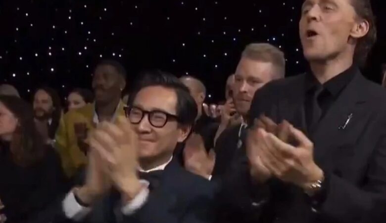 Ο Τζόναθαν Κι Κουάν συγχαίρει επί σκηνής τον Χάρισον Φορντ για το τιμητικό του βραβείο στα Critics Choice Awards: «Είμαι τόσο χαρούμενος»