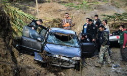 Ανασύρθηκε το αυτοκίνητο του ζευγαριού που παρασύρθηκε από χείμαρρο στην Ηλεία – Δείτε εικόνες από την επιχείρηση από ΕΜΑΚ και Πυροσβεστική
